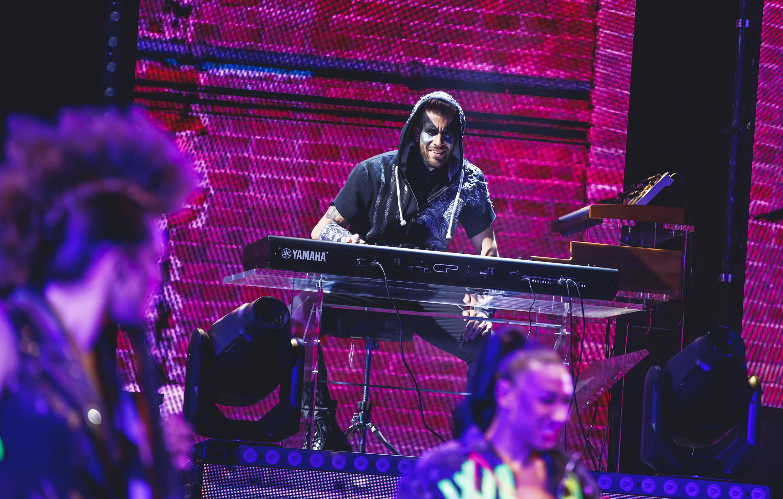 Pianista tocando el piano en WAH SHOW