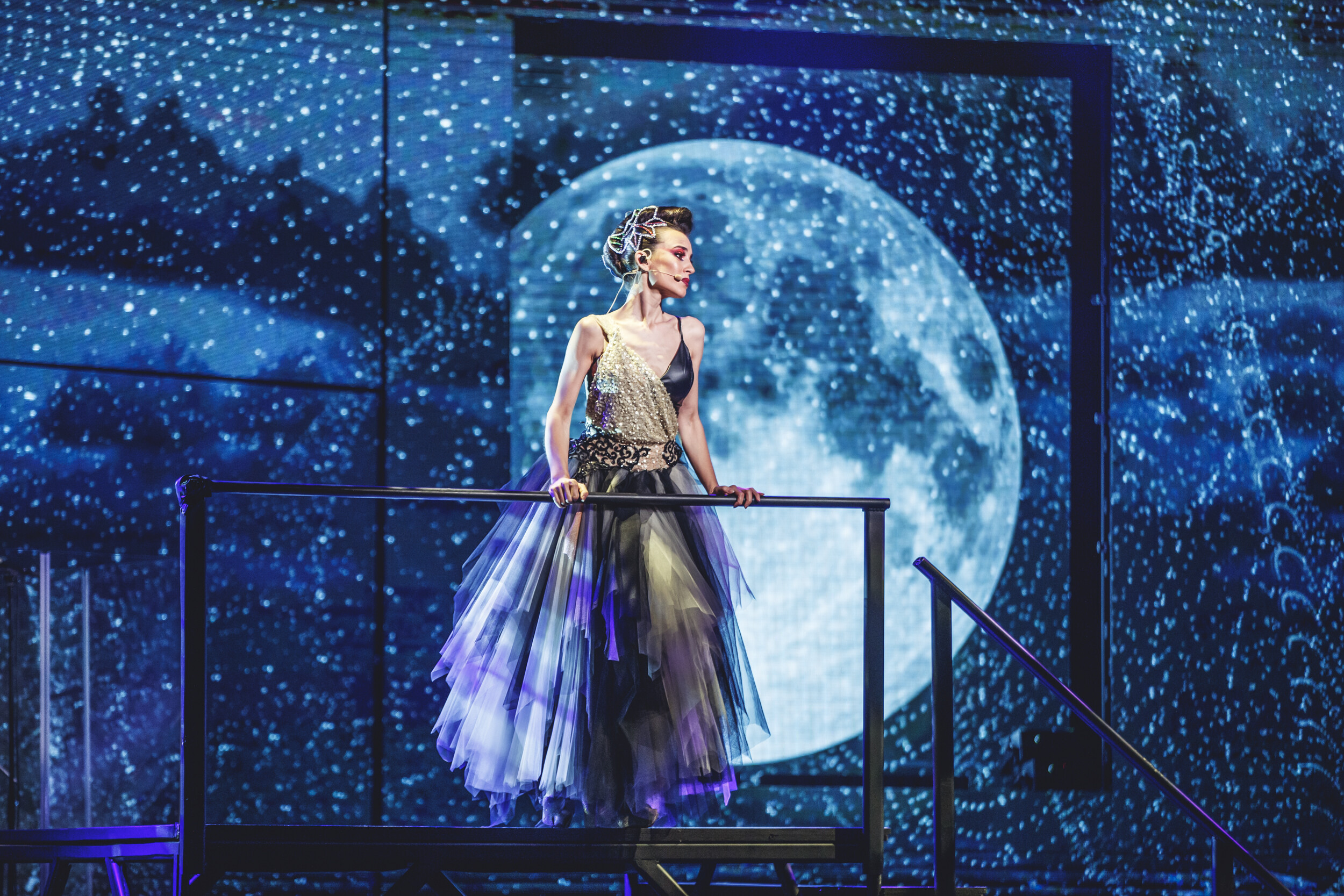 Cantante de opera en escenario con luna en WAH SHOW