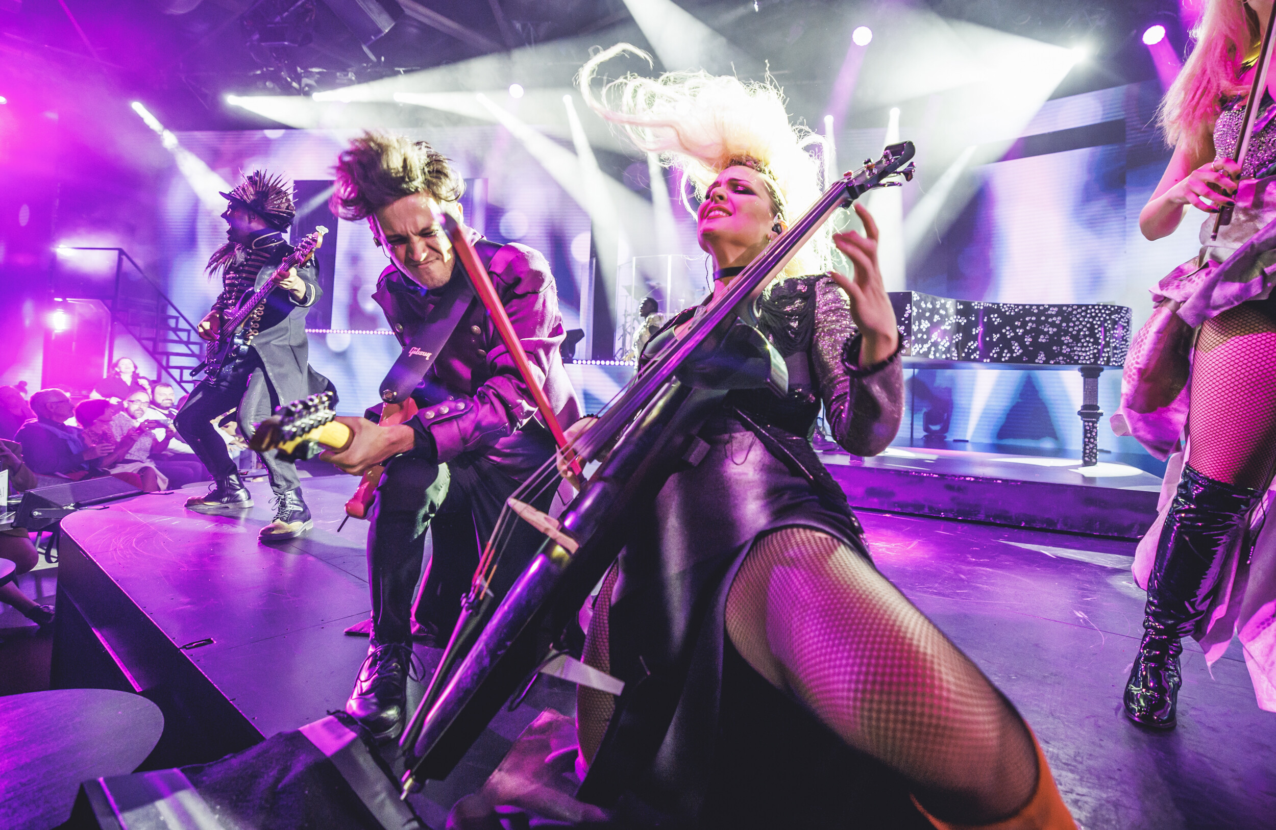 batalla de violín y guitarra eléctrica en el show musical Wah