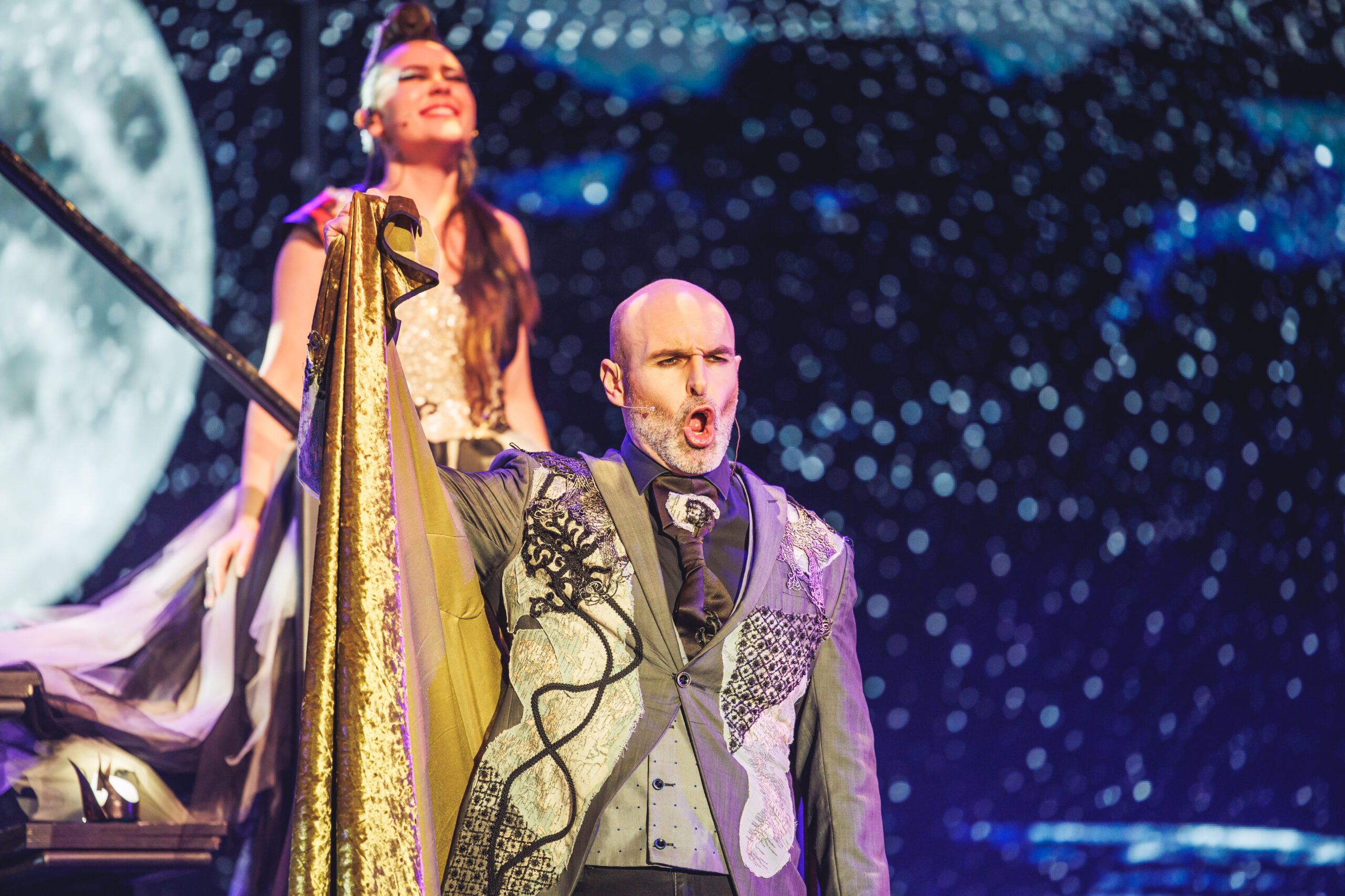 Acto de opera en WAH show con una soprano y un tenor cantando con sentimiento