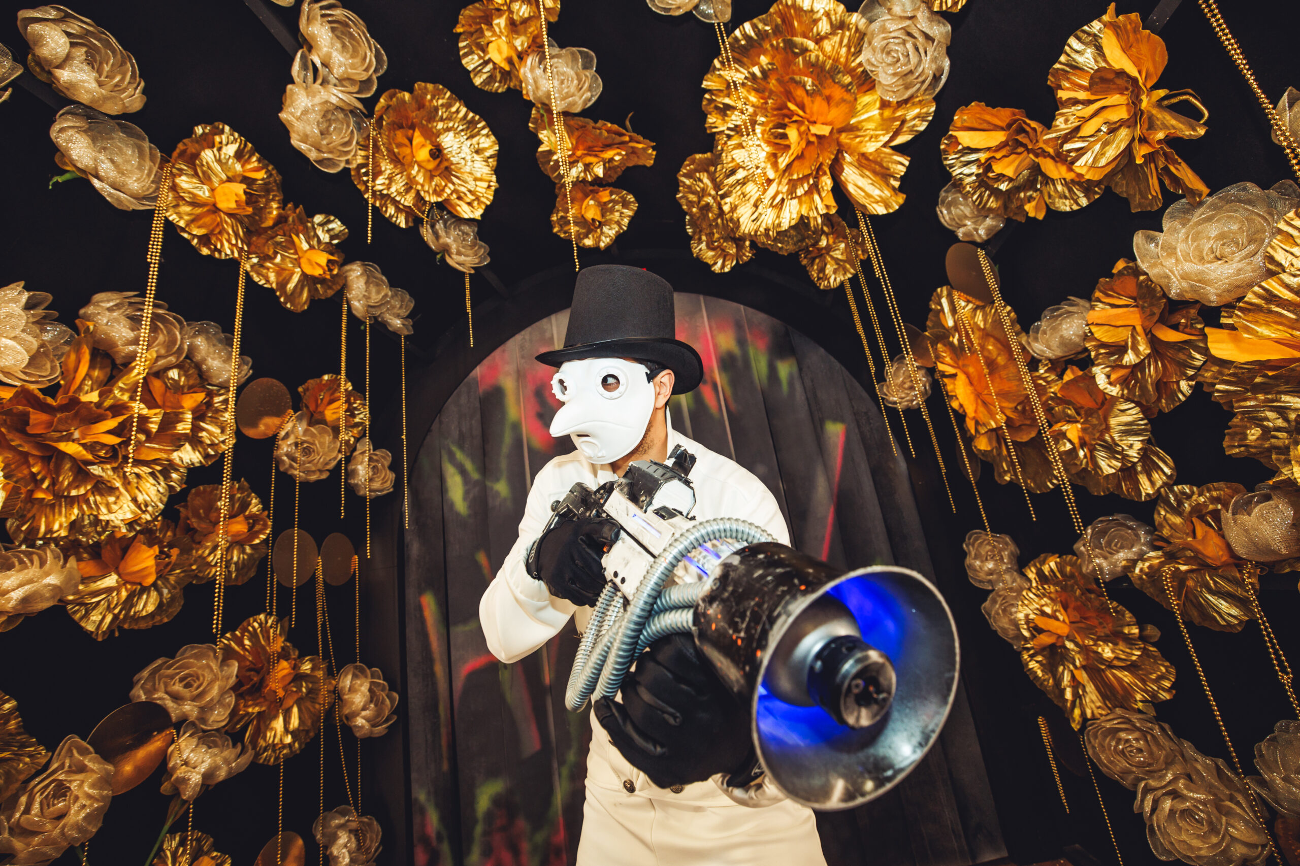 Personaje Omega del show WAH con pistola que elimina la música en el mundo distócico en el que se desarrolla