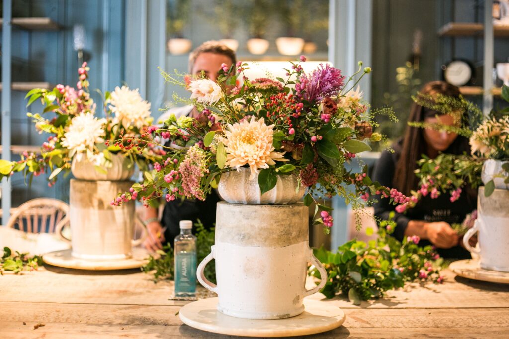 Taller de arreglos florales con composiciones de flores naturales y ambiente creativo