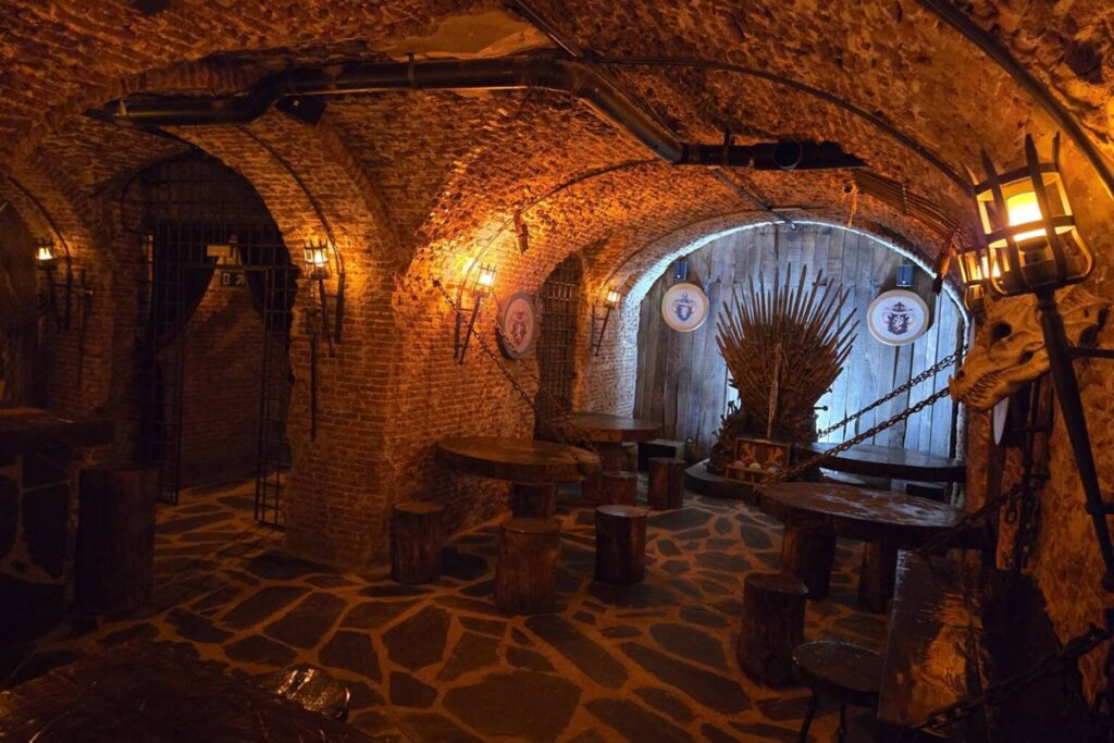 Espacio gastronómico temático inspirado en un castillo medieval con iluminación cálida