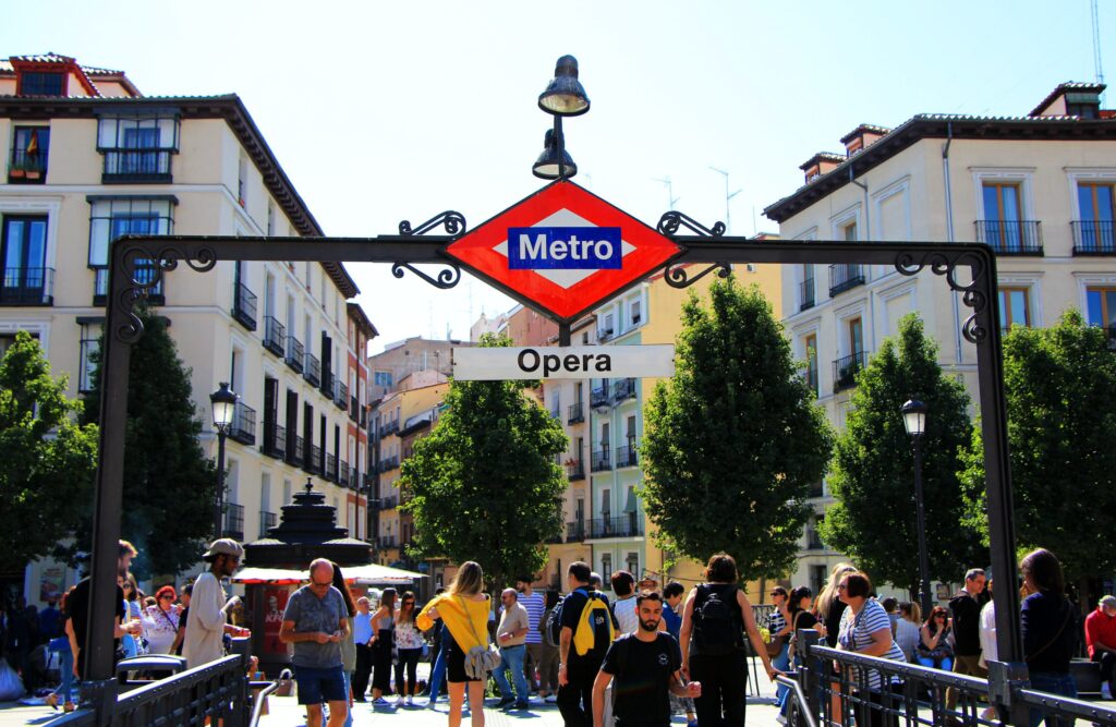 Entrada de la estación de Metro Ópera en el centro histórico de Madrid