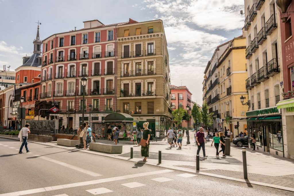 Calles del centro de Madrid con edificios históricos y vida cotidiana