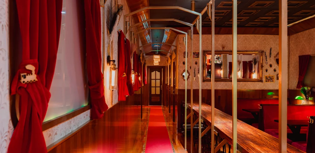 Escape room inspirado en un vagón de tren clásico para experiencias inmersivas