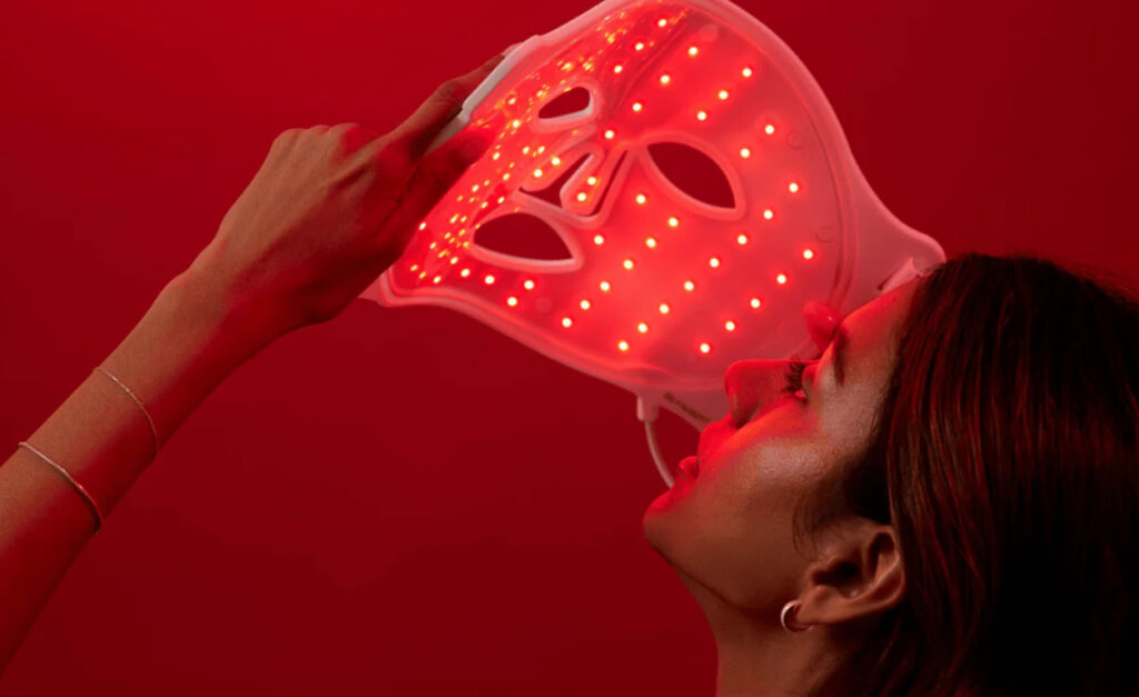 Tratamiento de belleza con máscara de luz LED roja para el cuidado de la piel