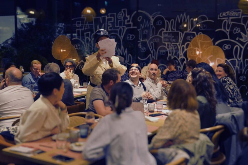 Grupo de personas disfrutando de una cena temática