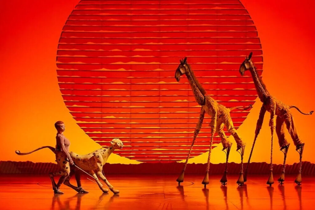 Show teatral inspirado en la sabana africana con animales y escenografía en vivo