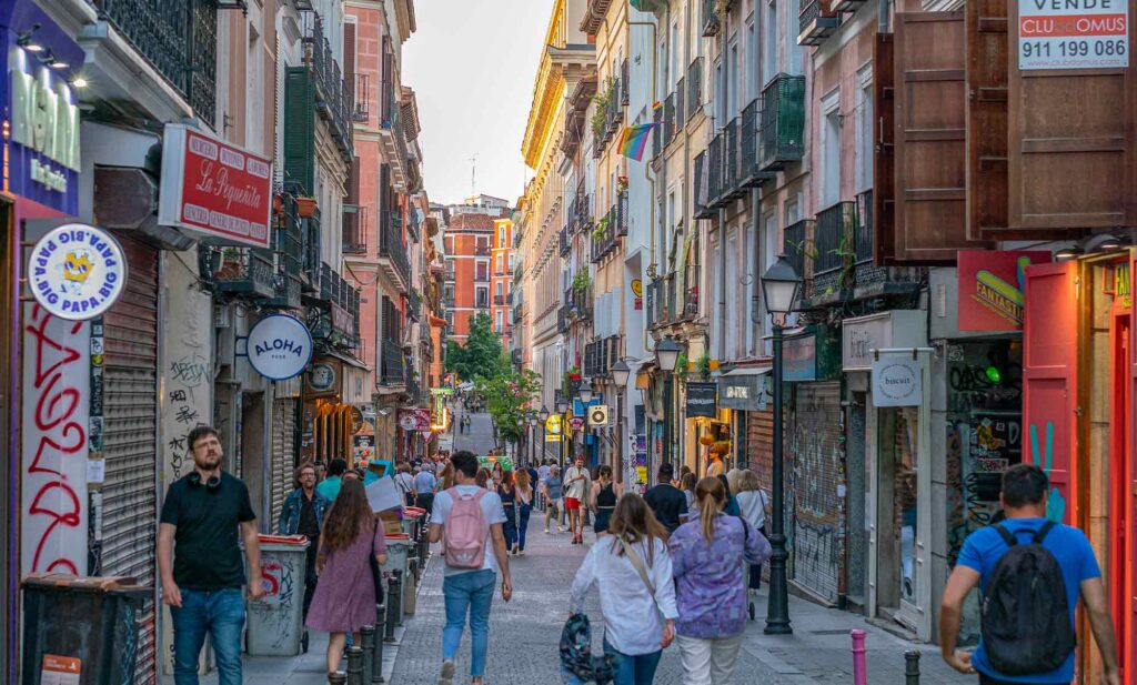 Calles del barrio de Malasaña llenas de vida y comercio local