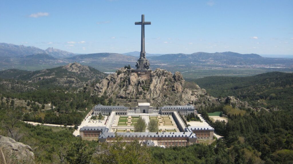 Monumento del Valle de Cuelgamuros con una gran cruz sobre las montañas
