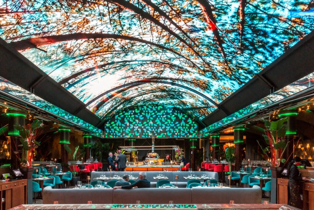 Interior de restaurante de lujo con iluminación interactiva y ambiente sofisticado