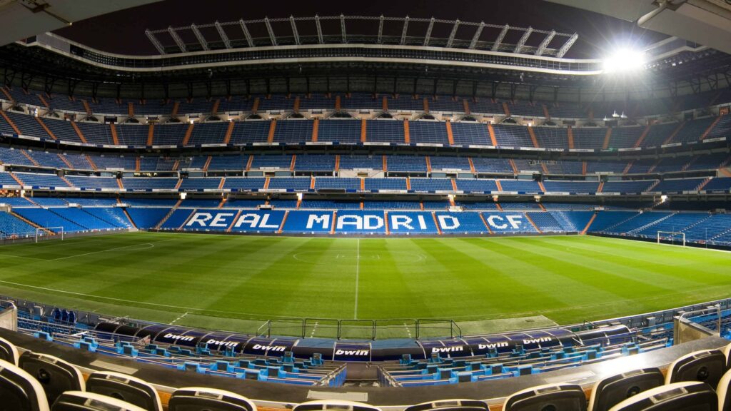 Interior de estadio del Real Madrid vacío con vista panorámica del campo y las gradas