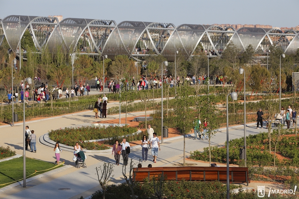 Parque Madrid Río con zonas verdes, senderos y la pasarela de Arganzuela al fondo en Madrid