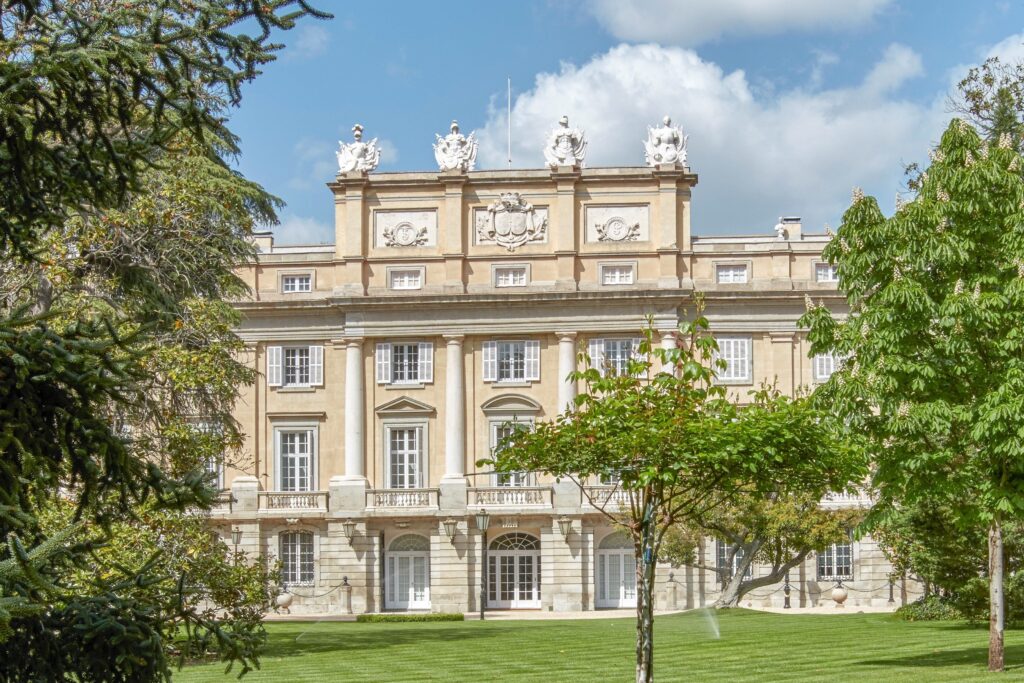 Fachada del Palacio de Liria con jardines verdes y arquitectura clásica