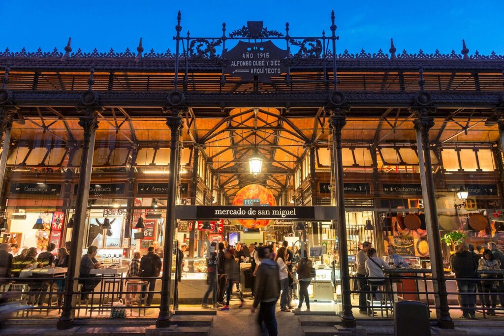 Mercado de San Miguel de Madrid con ambiente gastronómico y social