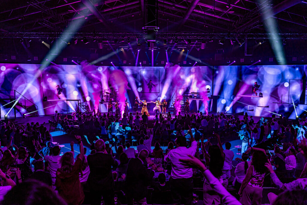 Público disfrutando de un espectáculo inmersivo con música, luces y artistas en vivo en Madrid