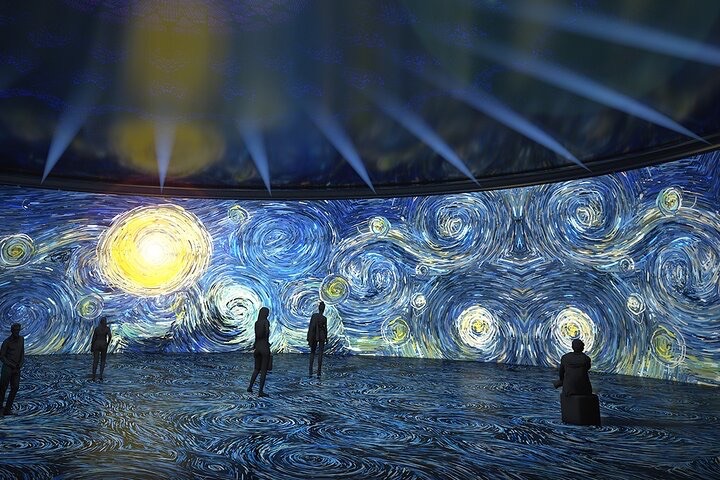 sala con proyecciones de obras de arte famosas como exposición en Madrid