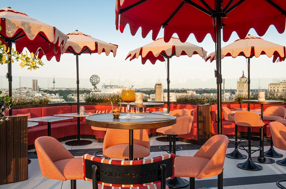 terraza en madrid con sillas naranjas y sombrillas naranjas como plan perfecto para el calor en la ciudad