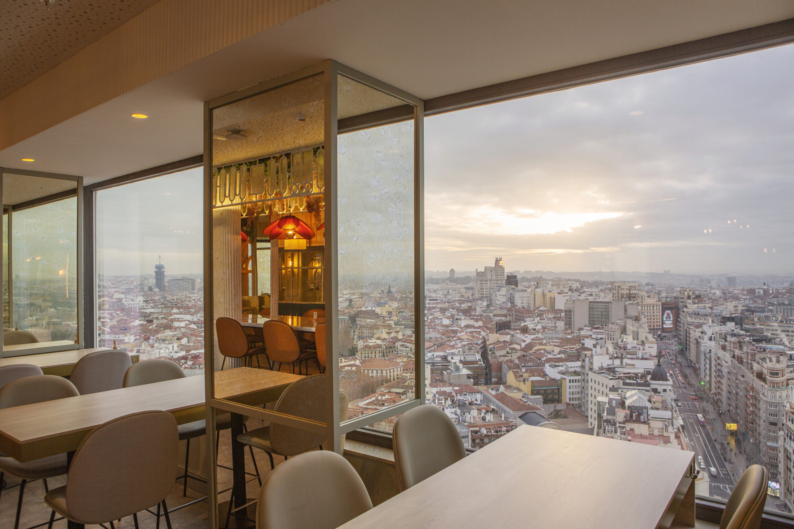 Azotea cubiertaa en Madrid para días lluviosos con vistas al skyline de la ciudad