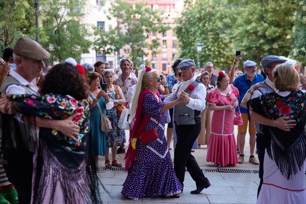 plaza con gente con trajes regionales madrileños bailando como mejor plan en madrid