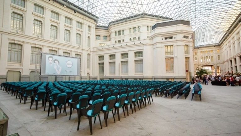cine de verano con sillas verdes colocadas en fila como plan perfecto en Madrid