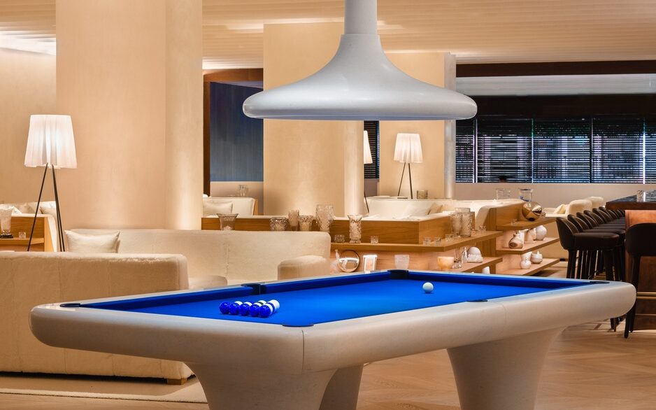 Espacio en hotel con billar y bar en Madrid para días lluviosos