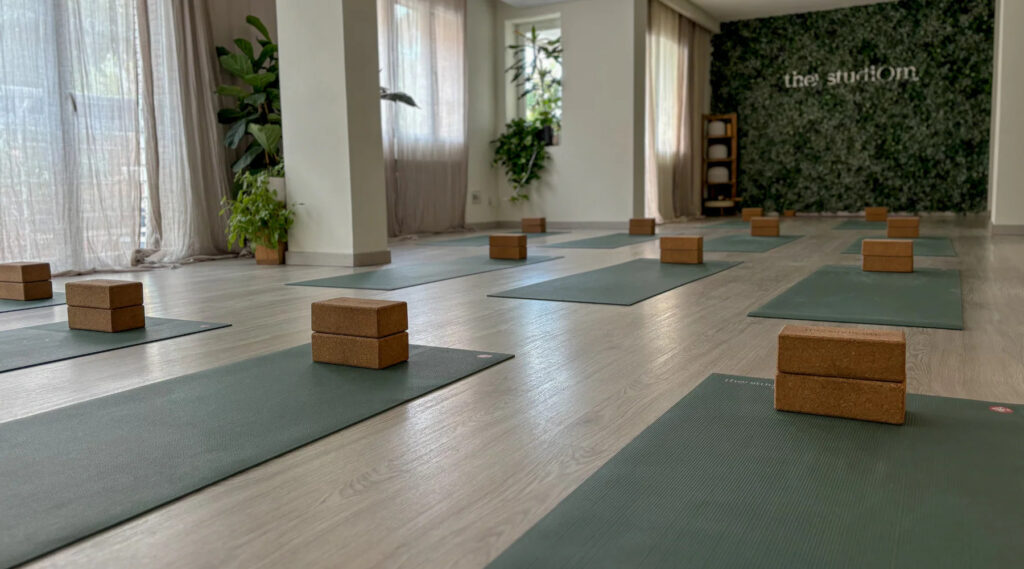 Sala de yoga y bienestar con esterillas y bloques de corcho