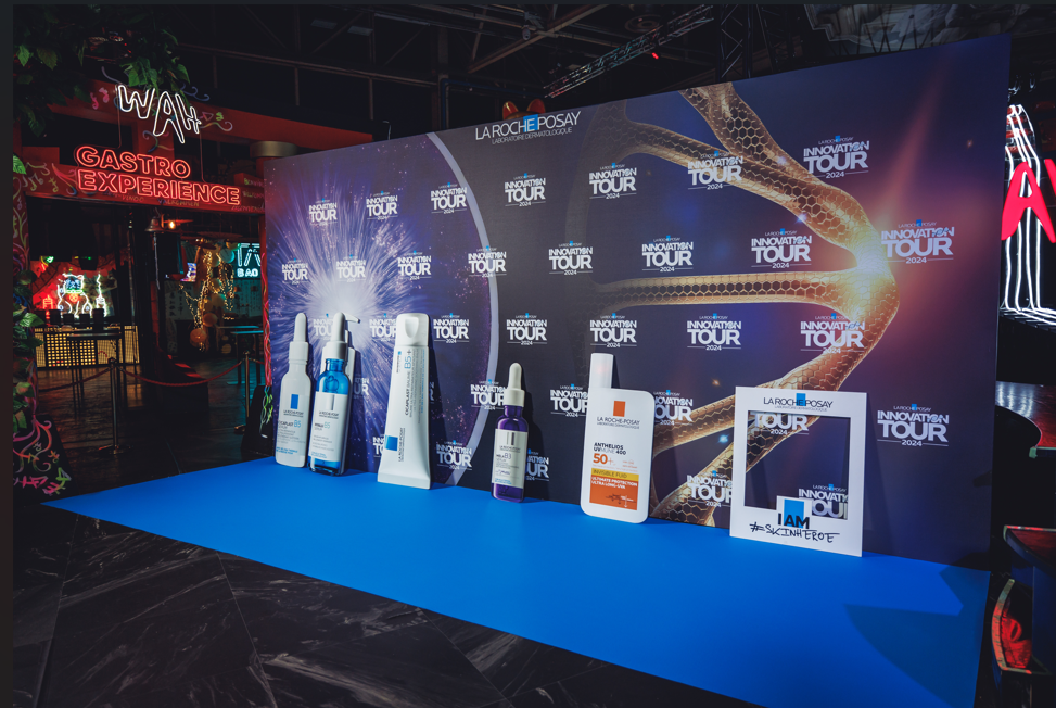 Stand de productos La Roche-Posay Innovation Tour 2024 con exposición de cosméticos y protector solar Anthelios SPF50