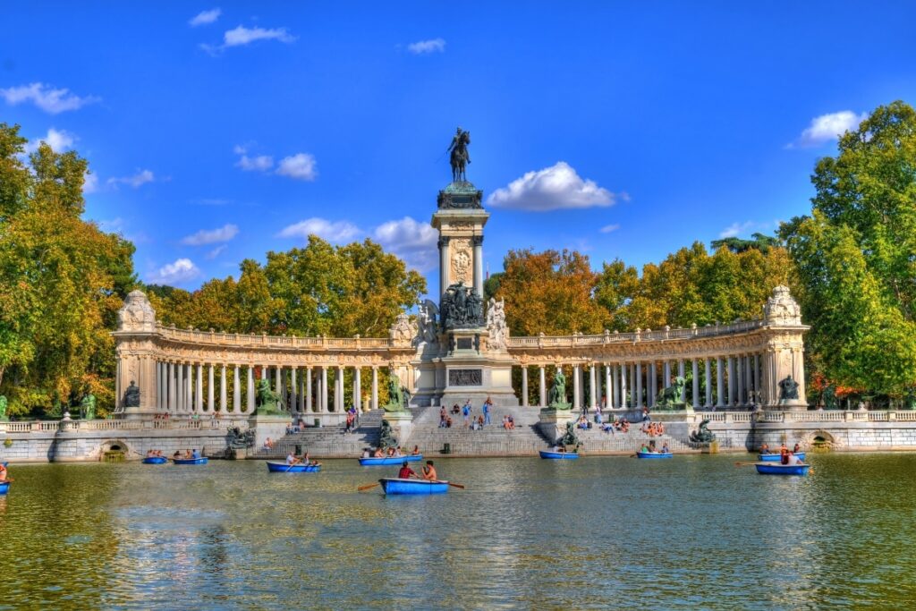 Monumento a Alfonso XII junto al estanque del Parque de El Retiro