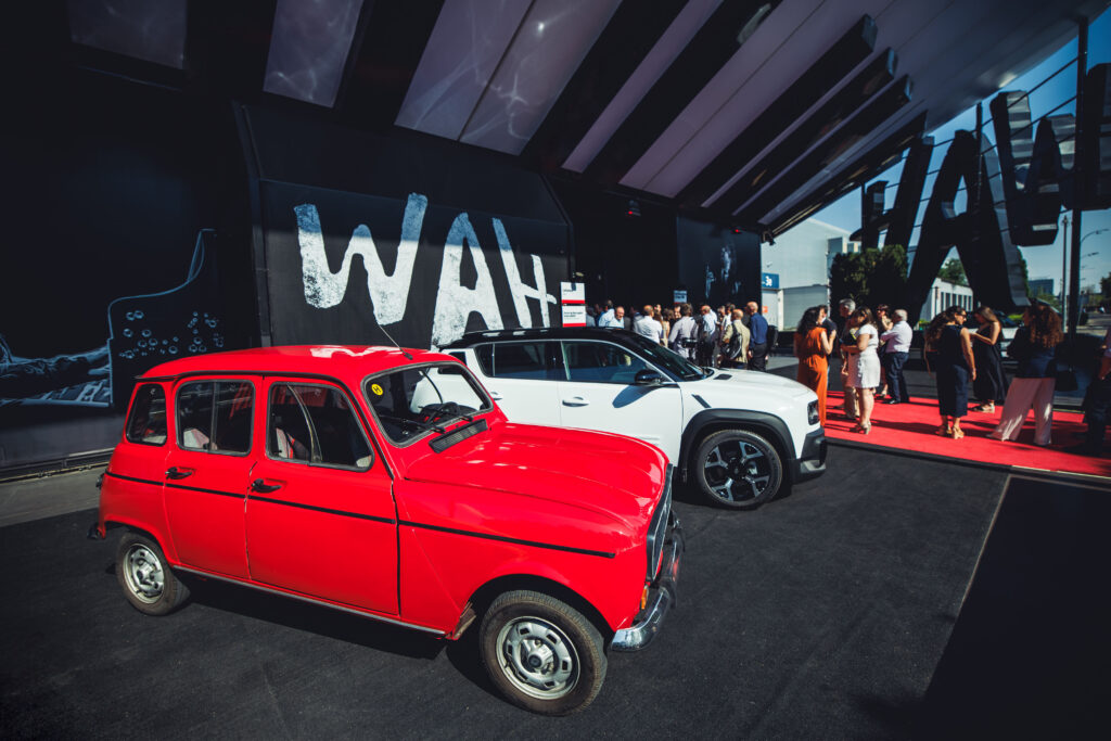 Exposición de Renault 4 clásico rojo y Citroën C4 Cactus blanco en la terraza exterior de WAH Show