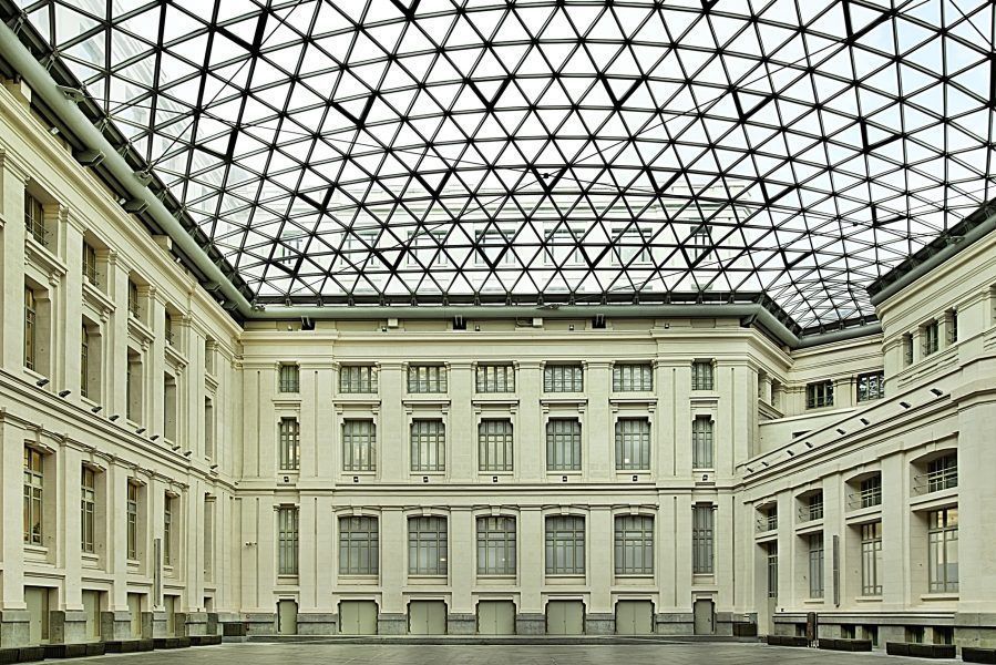 Patio interior de un centro cultural y de exposiciones en Madrid