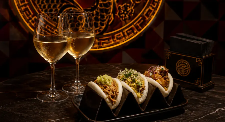 Bao buns y copas de vino en WAH