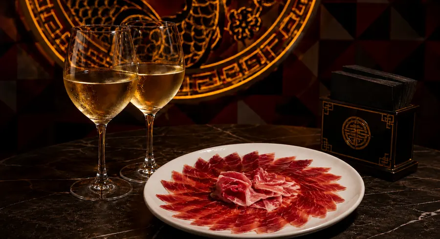 Jamón ibérico y copas de vino en WAH
