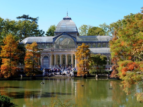 Parque del Retiro de Madrid con colores de otoño en noviembre